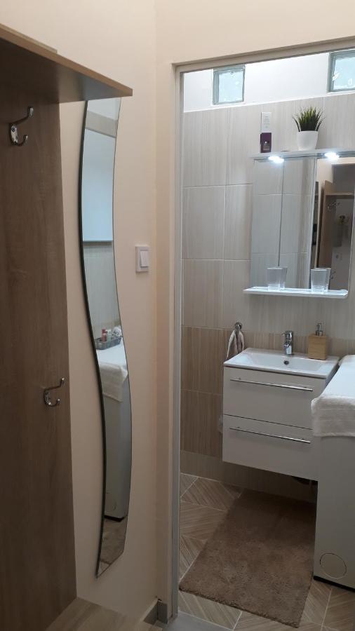 Világos, kellemes lakás, jó közlekedéssel Budapest Esterno foto